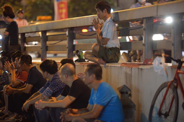 Biển người ngồi dưới lòng đường cầu nguyện trong đại lễ Vu Lan ở chùa Phúc Khánh - Ảnh 7. Biển người ngồi dưới lòng đường cầu nguyện trong đại lễ Vu Lan ở chùa Phúc Khánh - Ảnh 7.