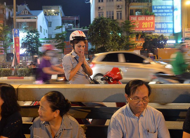 Biển người ngồi dưới lòng đường cầu nguyện trong đại lễ Vu Lan ở chùa Phúc Khánh - Ảnh 9. Biển người ngồi dưới lòng đường cầu nguyện trong đại lễ Vu Lan ở chùa Phúc Khánh - Ảnh 9.