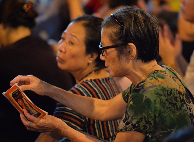 Biển người ngồi dưới lòng đường cầu nguyện trong đại lễ Vu Lan ở chùa Phúc Khánh - Ảnh 10. Biển người ngồi dưới lòng đường cầu nguyện trong đại lễ Vu Lan ở chùa Phúc Khánh - Ảnh 10.