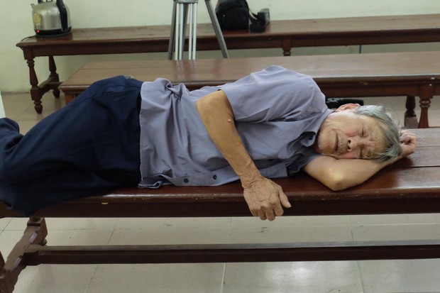 Hà Nội: Cụ ông 79 tuổi hiếp dâm bé gái bị phạt 8 năm tù - Ảnh 1. Hà Nội: Cụ ông 79 tuổi hiếp dâm bé gái bị phạt 8 năm tù - Ảnh 1.