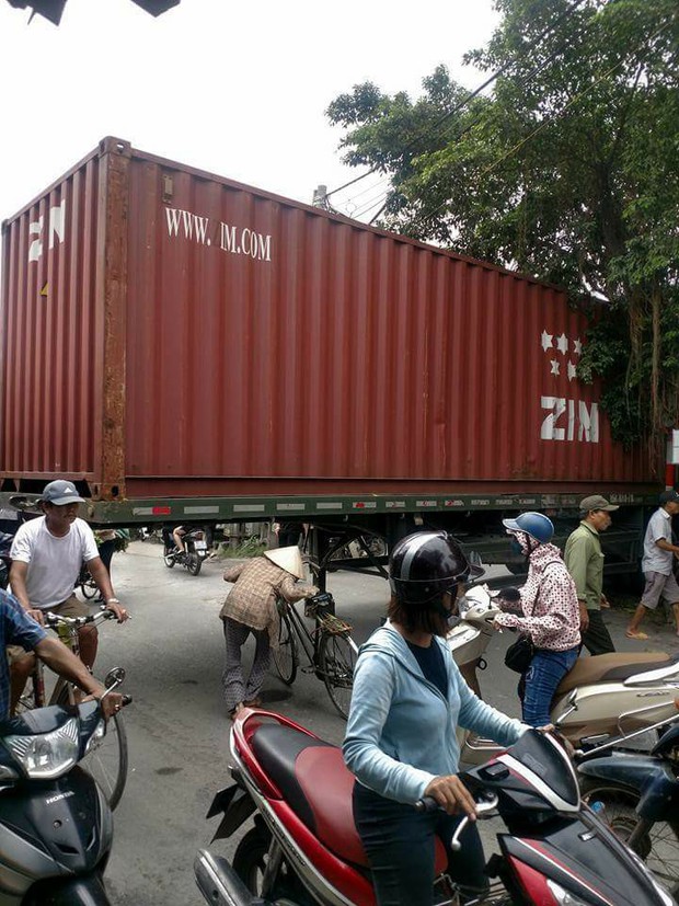 Bất chấp nguy hiểm, người dân thi nhau chui gầm container chắn ngang giữa đường để lưu thông - Ảnh 4. Bất chấp nguy hiểm, người dân thi nhau chui gầm container chắn ngang giữa đường để lưu thông - Ảnh 4.