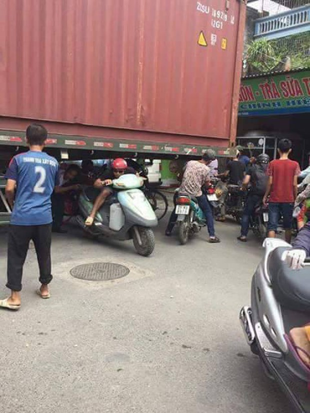 Bất chấp nguy hiểm, người dân thi nhau chui gầm container chắn ngang giữa đường để lưu thông - Ảnh 2. Bất chấp nguy hiểm, người dân thi nhau chui gầm container chắn ngang giữa đường để lưu thông - Ảnh 2.