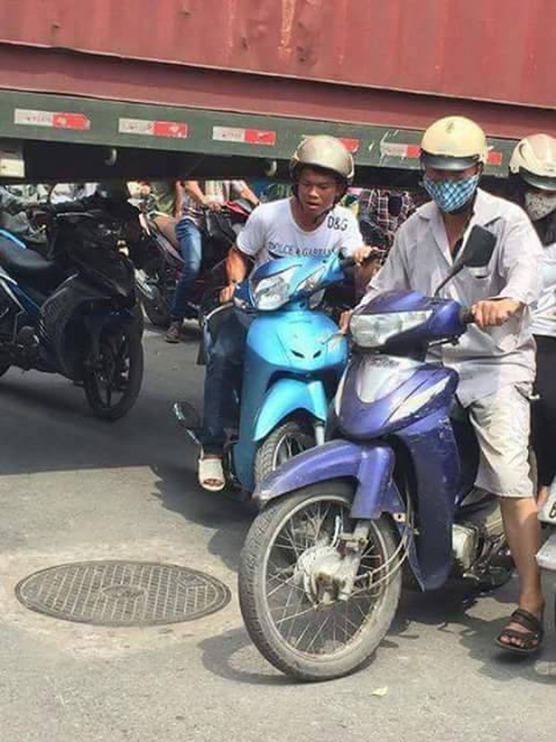 Bất chấp nguy hiểm, người dân thi nhau chui gầm container chắn ngang giữa đường để lưu thông - Ảnh 3. Bất chấp nguy hiểm, người dân thi nhau chui gầm container chắn ngang giữa đường để lưu thông - Ảnh 3.