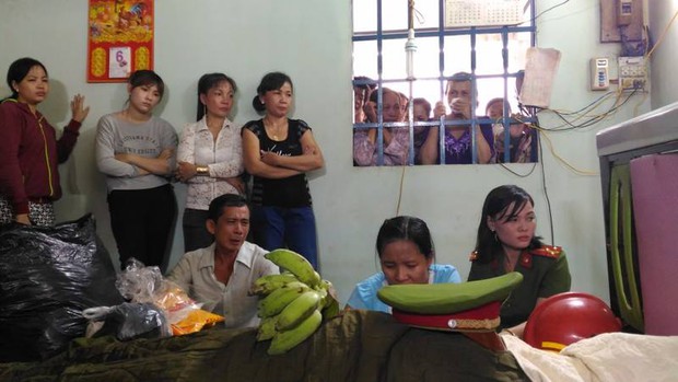 Chiến sĩ PCCC hy sinh khi làm nhiệm vụ ở Sài Gòn: Vợ mang bầu ôm con thơ khóc ngất gọi tên chồng - Ảnh 1. Chiến sĩ PCCC hy sinh khi làm nhiệm vụ ở Sài Gòn: Vợ mang bầu ôm con thơ khóc ngất gọi tên chồng - Ảnh 1.