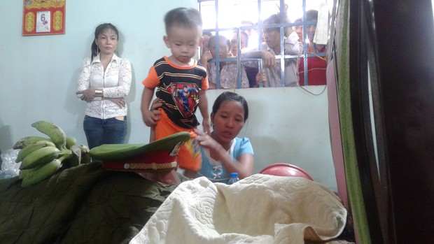 Chiến sĩ PCCC hy sinh khi làm nhiệm vụ ở Sài Gòn: Vợ mang bầu ôm con thơ khóc ngất gọi tên chồng - Ảnh 2. Chiến sĩ PCCC hy sinh khi làm nhiệm vụ ở Sài Gòn: Vợ mang bầu ôm con thơ khóc ngất gọi tên chồng - Ảnh 2.