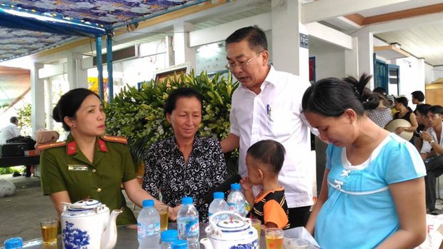 Chiến sĩ PCCC hy sinh khi làm nhiệm vụ ở Sài Gòn: Vợ mang bầu ôm con thơ khóc ngất gọi tên chồng - Ảnh 3. Chiến sĩ PCCC hy sinh khi làm nhiệm vụ ở Sài Gòn: Vợ mang bầu ôm con thơ khóc ngất gọi tên chồng - Ảnh 3.