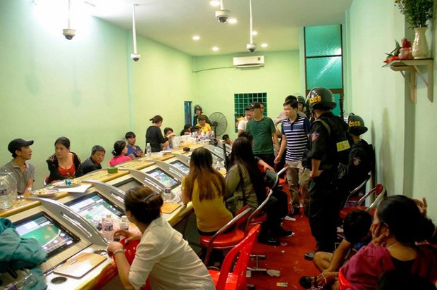Gần trăm trinh sát đột kích khu giải trí, bắt hàng chục con bạc đang sát phạt - Ảnh 1. Gần trăm trinh sát đột kích khu giải trí, bắt hàng chục con bạc đang sát phạt - Ảnh 1.