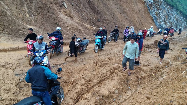 Sạt lở gây tắc nghiêm trọng đường vào vùng hoa Tam giác mạch - Ảnh 2. Sạt lở gây tắc nghiêm trọng đường vào vùng hoa Tam giác mạch - Ảnh 2.