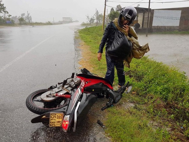 Bão số 10 đang đổ bộ vào đất liền, vùng tâm bão mưa to, gió giật mạnh