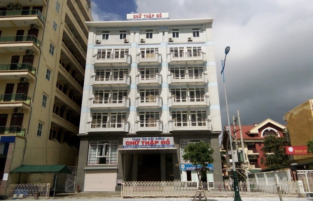 Hơn 100 du khách nghi bị ngộ độc thực phẩm ở Sầm Sơn - Ảnh 1. Hơn 100 du khách nghi bị ngộ độc thực phẩm ở Sầm Sơn - Ảnh 1.