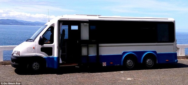 Cặp đôi biến bus cũ thành nhà xe đi du lịch thế giới - Ảnh 1. Cặp đôi biến bus cũ thành nhà xe đi du lịch thế giới - Ảnh 1.