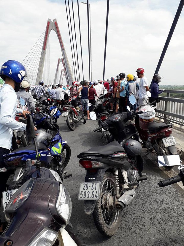 Hà Nội: Thanh niên nhảy cầu tự tử không chết, tự bơi vào bờ ngồi cười sau đó được lực lượng chức năng đưa về nhà - Ảnh 2.