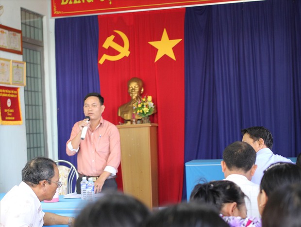 Trưởng công an xã thừa nhận hành động của mình không đúng và xin lỗi người dân. Ảnh: H.L