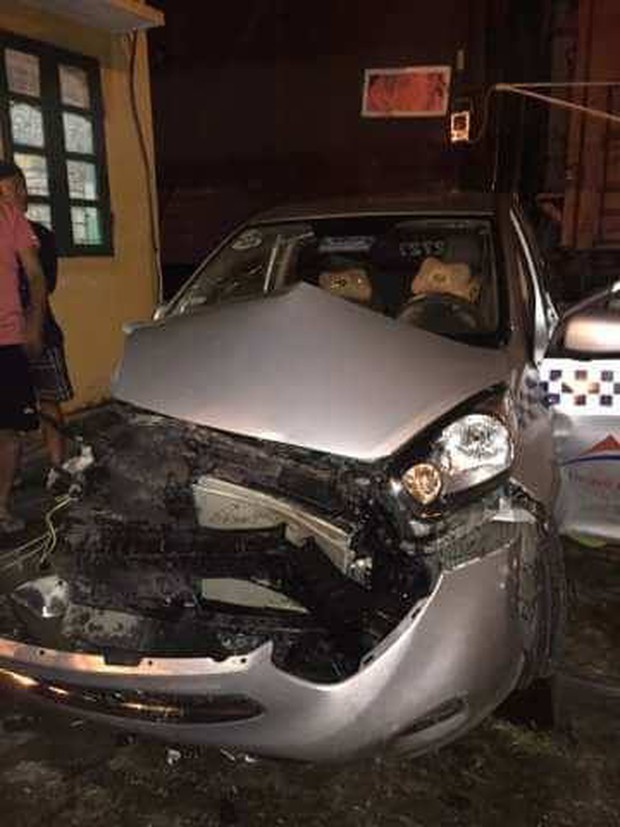 Bắc Ninh: Bất chấp vượt đường ngang khi tàu đang đến, xe taxi bị đâm nát đầu - Ảnh 1. Bắc Ninh: Bất chấp vượt đường ngang khi tàu đang đến, xe taxi bị đâm nát đầu - Ảnh 1.