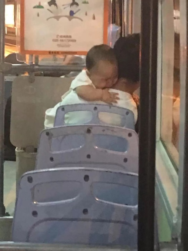 Bé sơ sinh được giải thoát khỏi tay kẻ bắt cóc nhờ bộ quần áo mặc trên người - Ảnh 1. Bé sơ sinh được giải thoát khỏi tay kẻ bắt cóc nhờ bộ quần áo mặc trên người - Ảnh 1.