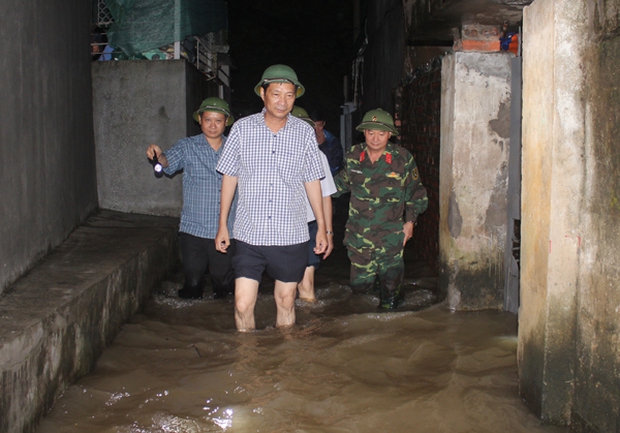 Bí thư Tỉnh ủy Quảng Ninh Nguyễn Văn Đọc kiểm tra tình hình ngập lụt tại nhiều điểm ở TP Hạ Long ngay trong đêm