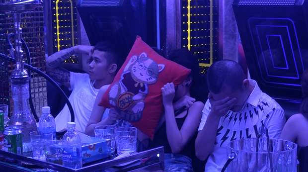 Vụ hàng chục cô gái dự tiệc ma túy thác loạn trong nhà hàng karaoke ở Sài Gòn: 82 người có kết quả dương tính - Ảnh 5. Vụ hàng chục cô gái dự tiệc ma túy thác loạn trong nhà hàng karaoke ở Sài Gòn: 82 người có kết quả dương tính - Ảnh 5.