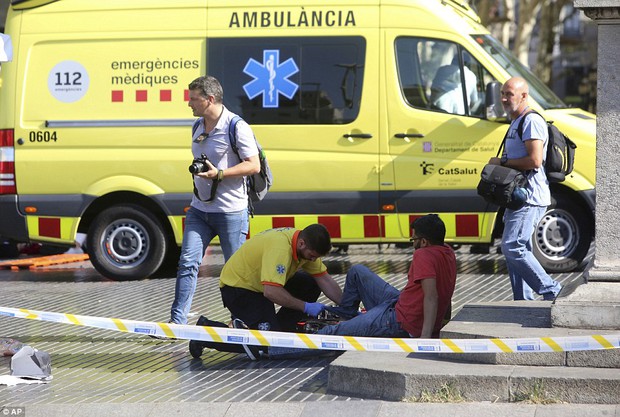 Khung cảnh hỗn loạn tại Barcelona sau vụ lao xe: Ít nhất 13 người đã thiệt mạng và hàng chục người bị thương - Ảnh 7.