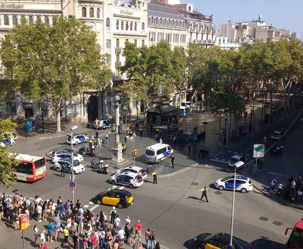 Khung cảnh hỗn loạn tại Barcelona sau vụ lao xe: Ít nhất 13 người đã thiệt mạng và hàng chục người bị thương - Ảnh 10.