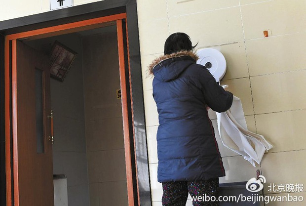 Trung Quốc: Ngay giữa thủ đô Bắc Kinh, đến giấy vệ sinh cũng bị biển thủ - Ảnh 3.