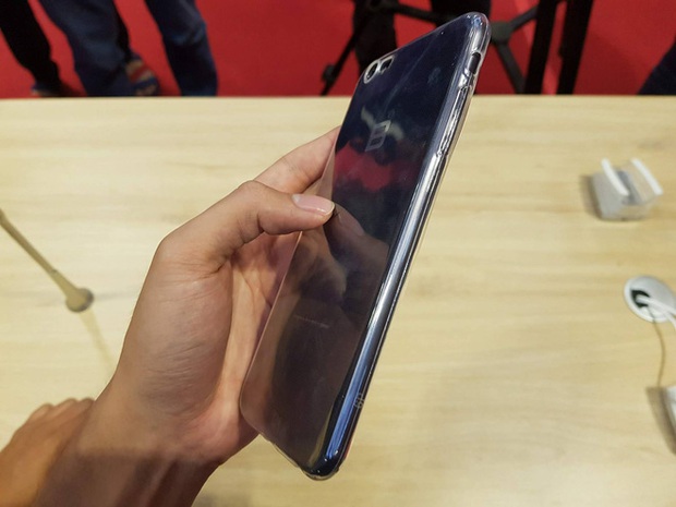 Thật không thể tin được! Bphone 2017 đeo vừa ốp lưng với iPhone 7 Plus - Ảnh 3. Thật không thể tin được! Bphone 2017 đeo vừa ốp lưng với iPhone 7 Plus - Ảnh 3.