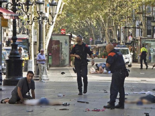 Giây phút lìa đời đầy ám ảnh của cậu bé mất tích trong vụ khủng bố Barcelona - Ảnh 3.