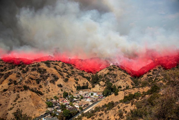 Mỹ: Los Angeles “gồng mình” trước vụ cháy rừng lịch sử - Ảnh 3. Mỹ: Los Angeles “gồng mình” trước vụ cháy rừng lịch sử - Ảnh 3.