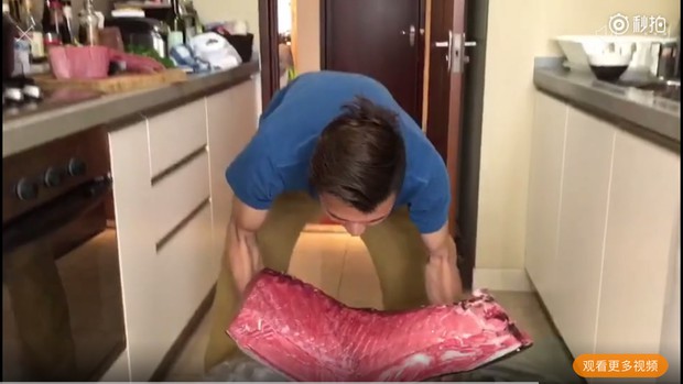 Tạ Đình Phong có thể vì Vương Phi mà làm đại tiệc cá ngừ, nhưng chẳng thể vì con trai mà làm chiếc bánh sinh nhật giản đơn - Ảnh 2. Tạ Đình Phong có thể vì Vương Phi mà làm đại tiệc cá ngừ, nhưng chẳng thể vì con trai mà làm chiếc bánh sinh nhật giản đơn - Ảnh 2.