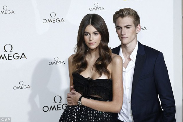 Hai con nhà Cindy Crawford đẹp hoàn hảo như công chúa, hoàng tử tại sự kiện - Ảnh 3. Hai con nhà Cindy Crawford đẹp hoàn hảo như công chúa, hoàng tử tại sự kiện - Ảnh 3.