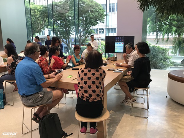 Trải nghiệm thực tế Apple Store Orchard Singapore: khi bạn không chỉ trả tiền cho thương hiệu, thiết kế mà quan trọng hơn cả là trải nghiệm - Ảnh 21. Trải nghiệm thực tế Apple Store Orchard Singapore: khi bạn không chỉ trả tiền cho thương hiệu, thiết kế mà quan trọng hơn cả là trải nghiệm - Ảnh 21.