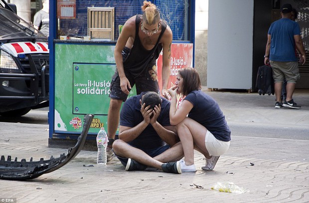 Khung cảnh hỗn loạn tại Barcelona sau vụ lao xe: Ít nhất 13 người đã thiệt mạng và hàng chục người bị thương - Ảnh 3.