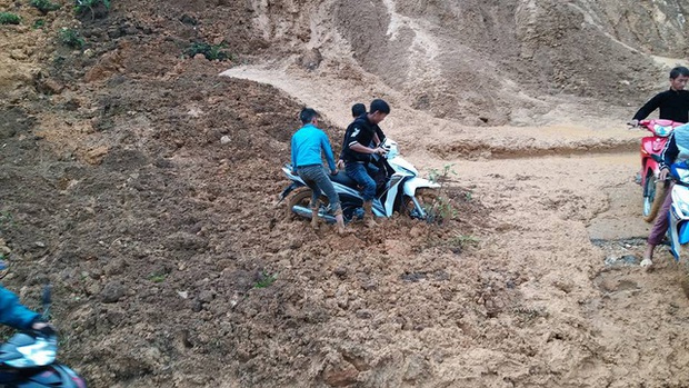Sạt lở gây tắc nghiêm trọng đường vào vùng hoa Tam giác mạch - Ảnh 4. Sạt lở gây tắc nghiêm trọng đường vào vùng hoa Tam giác mạch - Ảnh 4.