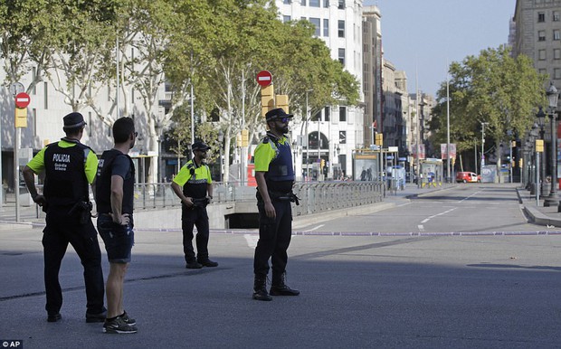 Khung cảnh hỗn loạn tại Barcelona sau vụ lao xe: Ít nhất 13 người đã thiệt mạng và hàng chục người bị thương - Ảnh 4.