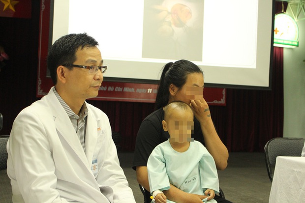 TP.HCM: Mẹ chủ quan không điều trị đầy đủ viêm xoang ở mũi cho con, bé trai 16 tháng tuổi suýt mù mắt phải - Ảnh 5.