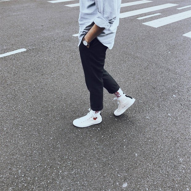 Converse x COMME des GARÇONS Play: đôi sneaker ra mắt đã lâu nhưng chưa bao giờ giới trẻ thôi mê đắm - Ảnh 4. Converse x COMME des GARÇONS Play: đôi sneaker ra mắt đã lâu nhưng chưa bao giờ giới trẻ thôi mê đắm - Ảnh 4.