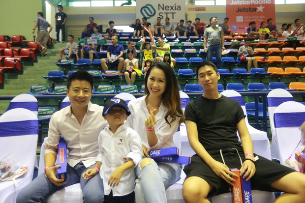 Bỏ qua ồn ào về công việc làm từ thiện, MC Phan Anh bình yên bên vợ con - Ảnh 5.