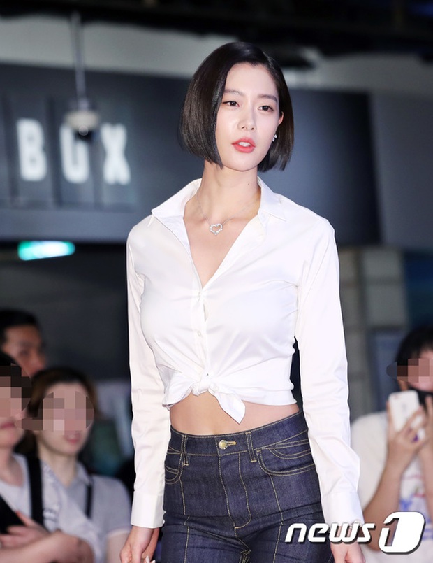 Báu vật quốc dân Seolhyun ngày càng đẹp xuất sắc, mỹ nhân ngực khủng Clara suýt bục cúc áo - Ảnh 8.