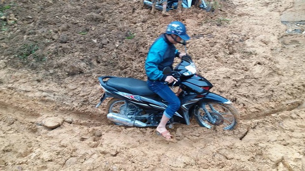 Sạt lở gây tắc nghiêm trọng đường vào vùng hoa Tam giác mạch - Ảnh 6. Sạt lở gây tắc nghiêm trọng đường vào vùng hoa Tam giác mạch - Ảnh 6.