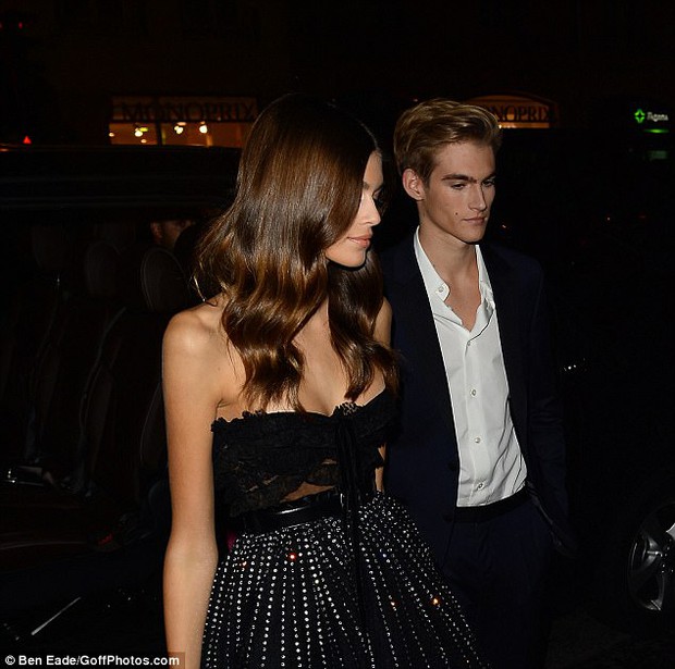 Hai con nhà Cindy Crawford đẹp hoàn hảo như công chúa, hoàng tử tại sự kiện - Ảnh 6. Hai con nhà Cindy Crawford đẹp hoàn hảo như công chúa, hoàng tử tại sự kiện - Ảnh 6.