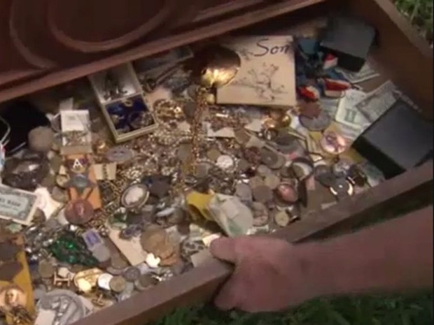  Bỏ 100 USD mua chiếc tủ cũ kỹ, người đàn ông choáng váng khi mở ngăn kéo ra - Ảnh 6.