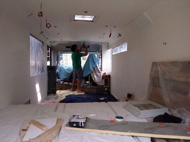 Cặp đôi biến bus cũ thành nhà xe đi du lịch thế giới - Ảnh 7. Cặp đôi biến bus cũ thành nhà xe đi du lịch thế giới - Ảnh 7.