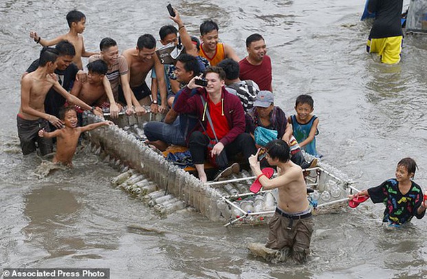 Bão vừa đổ bộ, người dân Philippines ngụp lặn trong nước lũ - Ảnh 8. Bão vừa đổ bộ, người dân Philippines ngụp lặn trong nước lũ - Ảnh 8.