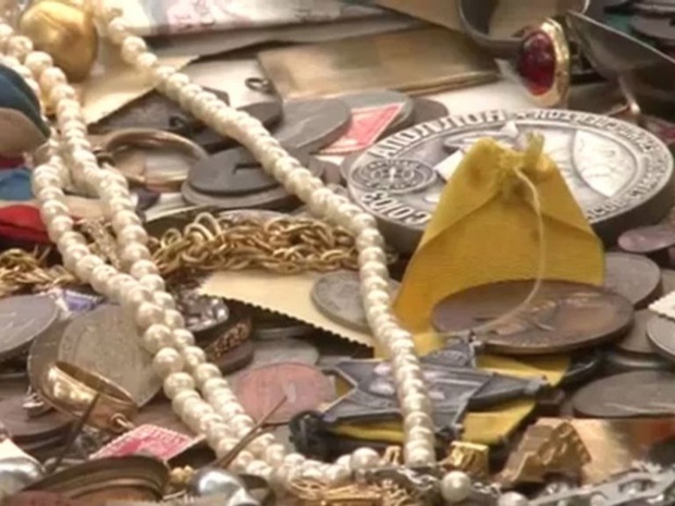  Bỏ 100 USD mua chiếc tủ cũ kỹ, người đàn ông choáng váng khi mở ngăn kéo ra - Ảnh 8.