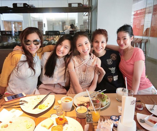 Hoa hậu chuyển giới Thái Lan 2017, Nong Poy cùng cựu Hoa hậu trong cùng một khung hình: Ai đẹp hơn? - Ảnh 3.