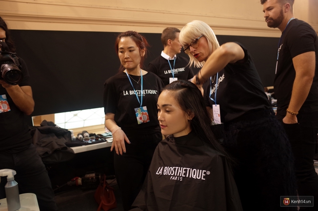 Clip độc quyền: Thùy Trang kết show Talbot Runhof tại Paris Fashion Week, nhận cát xê khủng ngay sau buổi diễn - Ảnh 8. Clip độc quyền: Thùy Trang kết show Talbot Runhof tại Paris Fashion Week, nhận cát xê khủng ngay sau buổi diễn - Ảnh 8.