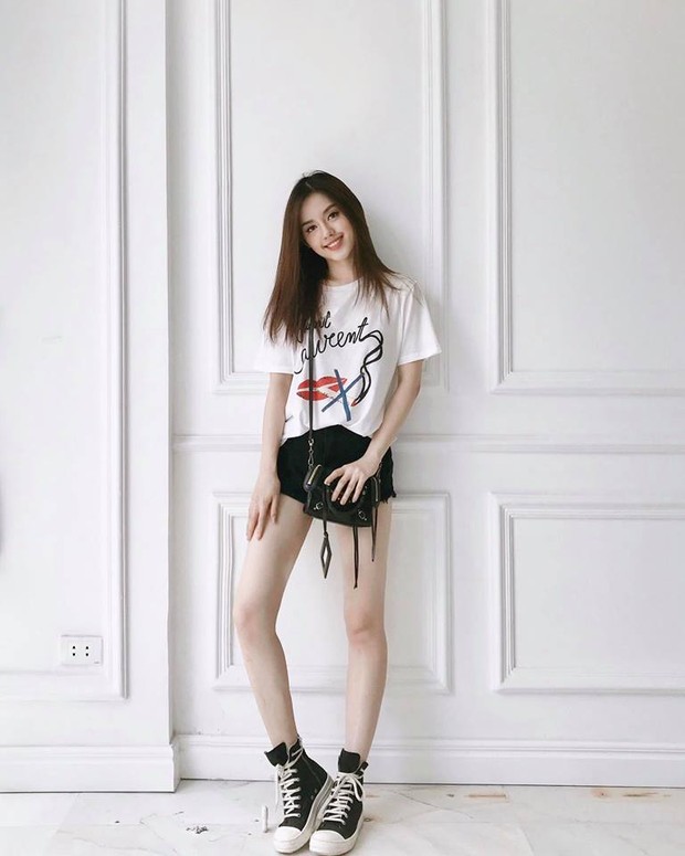 Kỳ Duyên đụng hàng Khánh Linh The Face, báo hiệu cuộc lên ngôi của Saint Laurent t-shirt - Ảnh 2. Kỳ Duyên đụng hàng Khánh Linh The Face, báo hiệu cuộc lên ngôi của Saint Laurent t-shirt - Ảnh 2.