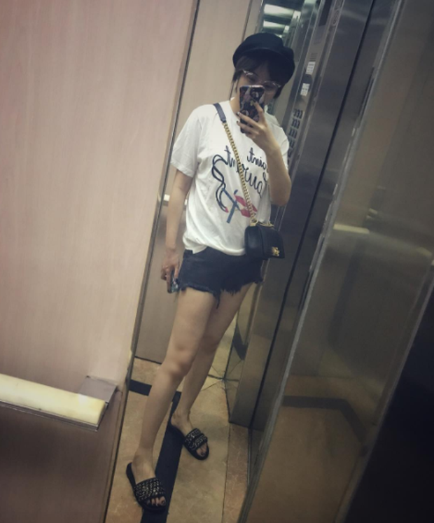 Kỳ Duyên đụng hàng Khánh Linh The Face, báo hiệu cuộc lên ngôi của Saint Laurent t-shirt - Ảnh 8. Kỳ Duyên đụng hàng Khánh Linh The Face, báo hiệu cuộc lên ngôi của Saint Laurent t-shirt - Ảnh 8.