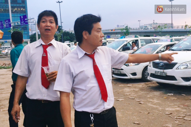 Hàng loạt ý kiến bức xúc việc taxi Vinasun dán decal phản đối Uber và Grab: Thay vì cạnh tranh không lành mạnh, hãy nâng cao chất lượng dịch vụ - Ảnh 2. Hàng loạt ý kiến bức xúc việc taxi Vinasun dán decal phản đối Uber và Grab: Thay vì cạnh tranh không lành mạnh, hãy nâng cao chất lượng dịch vụ - Ảnh 2.