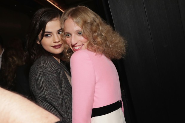 Selena Gomez chứng minh mặt tròn phúng phính vẫn có thể xinh đẹp quyến rũ tại sự kiện - Ảnh 4. Selena Gomez chứng minh mặt tròn phúng phính vẫn có thể xinh đẹp quyến rũ tại sự kiện - Ảnh 4.