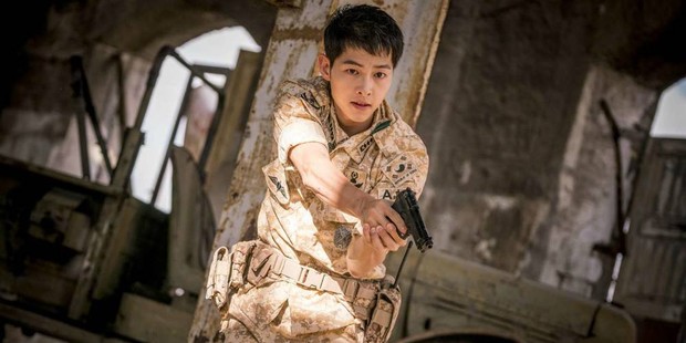 Diễn viên gắn mác nam chính Hậu Duệ Mặt Trời bản Pakistan: Có thật sự ăn đứt Song Joong Ki? - Ảnh 38.